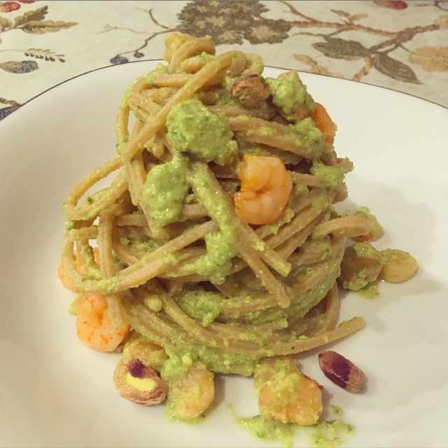 SPAGHETTO INTEGRALE CON PESTO DI ZUCCHINE, GAMBERETTI E GRANELLA DI