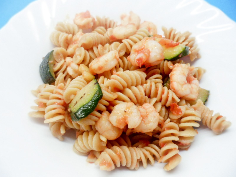 PASTA INTEGRALE CON GAMBERETTI, ZUCCHINE, DATTERINI E ...