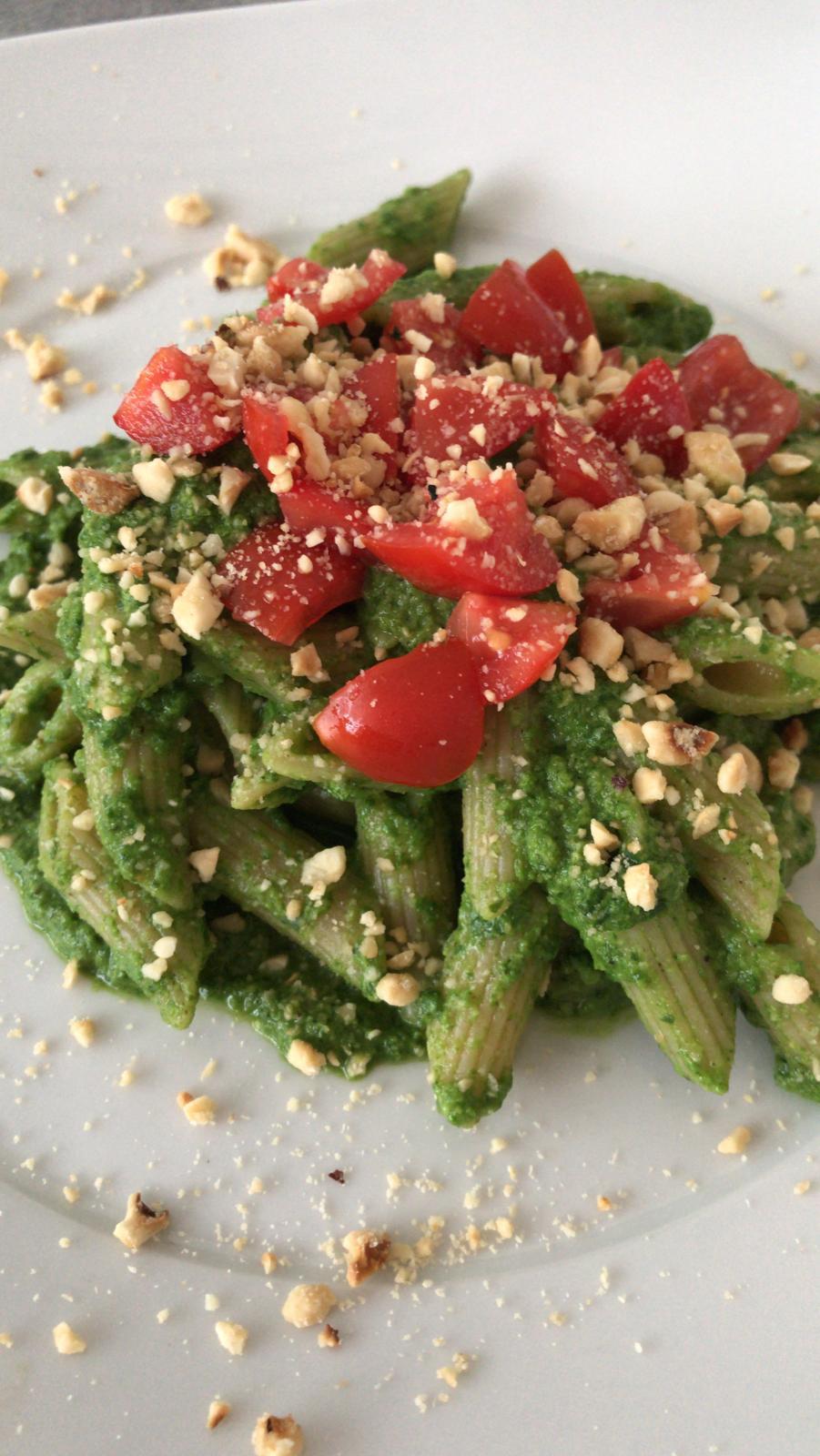 PASTA INTEGRALE CON PESTO DI RUCOLA, POMODORINI E GRANELLA DI NOCCIOLE ...