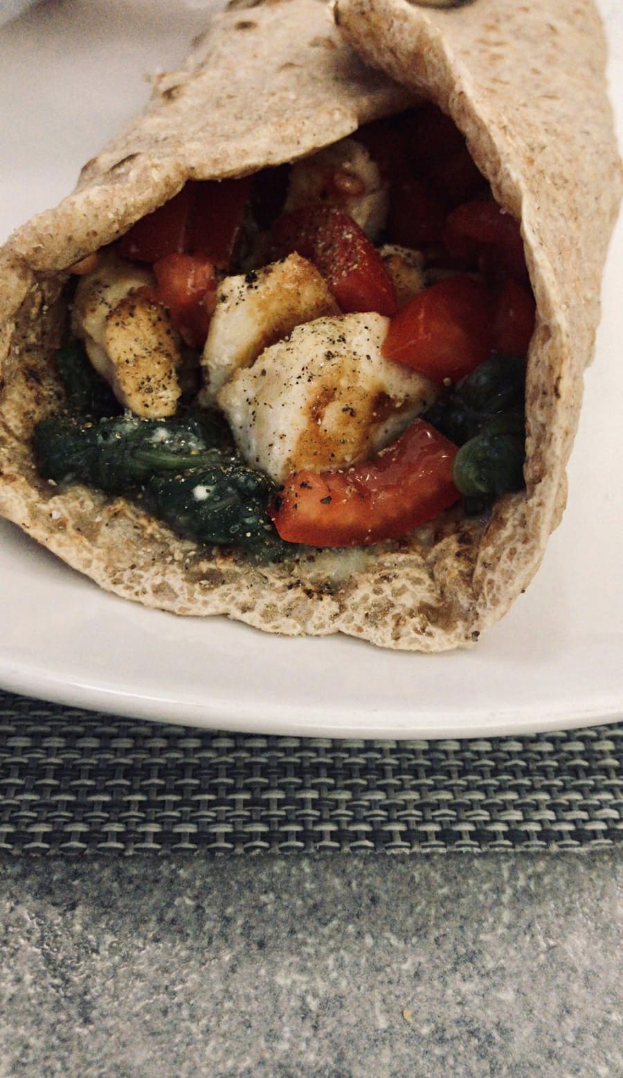 WRAP CON PETTO DI POLLO, MOZZARELLA E POMODORINI SmilEat di Adriano